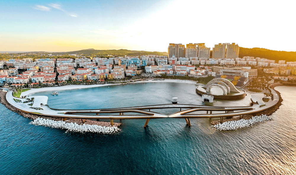 Kiss Bridge is designed to be both a breakwater and an impressive tourist symbol (Source: Sun World Hon Thom)